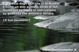 Il giudizio degli altri che ci fa male è come un dito puntato verso di noi. Siamo noi però che lo indirizziamo su qualcosa che ancora ci ferisce
