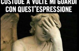 Penso che il mio angelo custode a volte mi guardi con quest’espressione