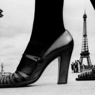 Scarpe su sfondo Eiffel – Frank Horvat