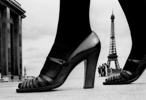 Scarpe su sfondo Eiffel - Frank Horvat