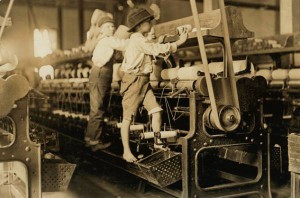 Bambini al lavoro sulla pressa meccanica - Lewis Wickes Hine