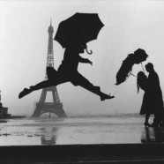 Salto con ombrello con tour Eiffel sullo sfondo – Marc Riboud