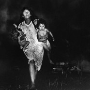 Donna con bimbi in braccio – Pedro Luis Raota