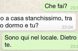 “Che fai?” – “Sono a casa stanchissimo, tra poco dormo e tu?” – “Sono qui nel locale. Dietro di te.”