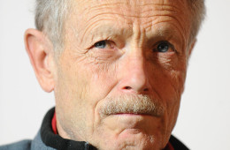 “Allora sia Pasqua piena per voi che fabbricate passaggi dove ci sono muri e sbarramenti, per voi apertori di brecce, saltatori di ostacoli, corrieri a ogni costo, atleti della parola pace.” (Erri De Luca)